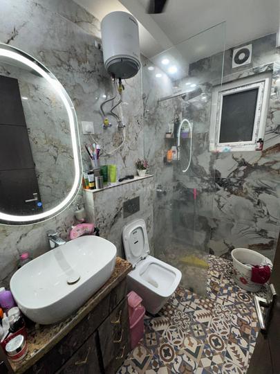 Lajpat Nagar I, Lajpat Nagar Bathroom 1