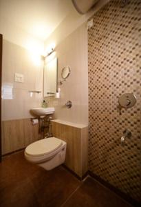 Bathroom Image of 2600 Sq.ft 5 BHK Independent House for rent in Shyam Tulsi Patra, Umraj Bharuch for Rs. 30000