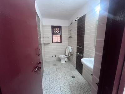 Bathroom Image of 1300 Sq.ft 3 BHK Apartment / Flat for rent in Bhagyawan Apartments, Mayur Vihar Phase 1 New Delhi for Rs. 50000