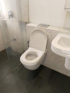 Common Bathroom One Image of 4500 Sq.ft 6 BHK Apartment / Flat for sale in Santacruz West Mumbai for Rs. 200000000