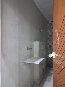 Common Bathroom Image of 600 Sq.ft 1 BHK Apartment / Flat for sale in Sector 73 Noida for Rs. 2650000