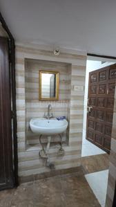 Bathroom Image of 700 Sq.ft 2 BHK Apartment / Flat for rent in Pitampura New Delhi for Rs. 20000
