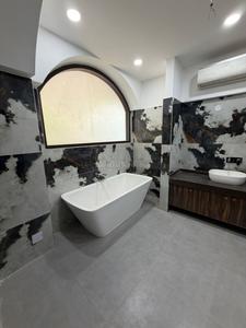 Bathroom Image of 5800 Sq.ft 7 BHK Independent House for rent in New Friends Colony New Delhi for Rs. 695000