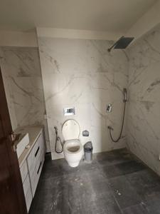 Bathroom Image of 950 Sq.ft 2 BHK Apartment / Flat for sale in Woodstock, Khar West Mumbai for Rs. 45000000