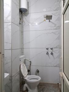 Common Bathroom Image of 500 Sq.ft 1 RK Builder Floor for rent in Baljit Nagar New Delhi for Rs. 16000