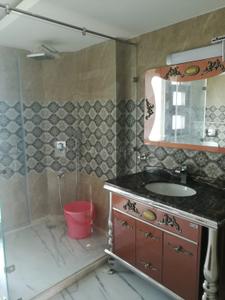 Bathroom Image of 1000 Sq.ft 2 BHK Independent House for rent in RWA Lajpat Nagar 4 Colonies, Lajpat Nagar New Delhi for Rs. 60000