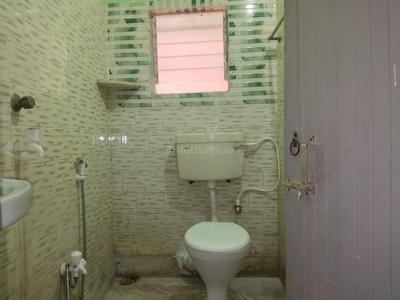 Bathroom Image of 800 Sq.ft 2 BHK Apartment / Flat for rent in Picnic Garden Kolkata for Rs. 12000