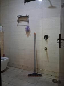 Common Bathroom Image of 975 Sq.ft 2 BHK Apartment / Flat for rent in Sector 49 Noida for Rs. 28000