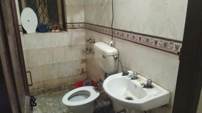 Bathroom Image of 600 Sq.ft 1 BHK Builder Floor for rent in DLF Phase 3 Gurgaon for Rs. 16000