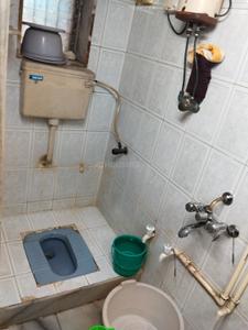 Bathroom Image of 500 Sq.ft 2 BHK Independent House for rent in Kandivali West Mumbai for Rs. 18000