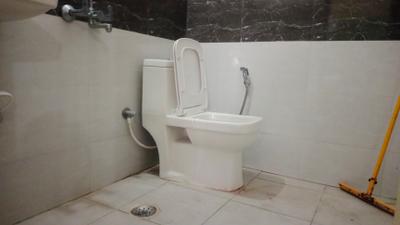 Bathroom Image of 260 Sq.ft 1 RK Builder Floor for rent in Sanjay Gram, Sector 13 Gurgaon for Rs. 16000