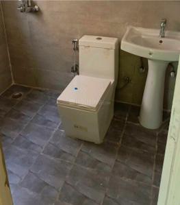 Bathroom Image of 1300 Sq.ft 3 BHK Apartment / Flat for rent in Migsun Ultimo, Omicron III Greater Noida for Rs. 24000