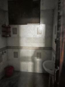 Bathroom Image of 1500 Sq.ft 1 BHK Independent House for rent in Sharda Nagar Kanpur for Rs. 9000