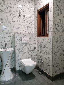 Common Bathroom Image of 900 Sq.ft 3 BHK Apartment / Flat for sale in Hans Builders Floor, Dwarka Mor New Delhi for Rs. 6800000
