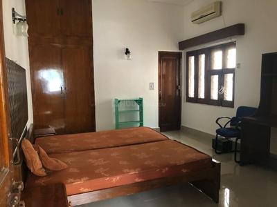 Bedroom Image of 2500 Sq.ft 3 BHK Builder Floor for rent in Green Park New Delhi for Rs. 100000
