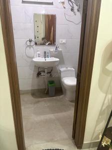 Bathroom Image of 1400 Sq.ft 2 BHK Builder Floor for rent in Sector 40 Gurgaon for Rs. 44000