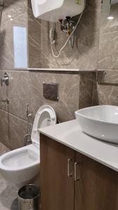 Bathroom Image of 600 Sq.ft 1 BHK Builder Floor for rent in Sector 43 Gurgaon for Rs. 42000
