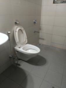 Common Bathroom Image of 1000 Sq.ft 2 BHK Apartment / Flat for sale in Amanora Future Towers, Hadapsar Pune for Rs. 14500000