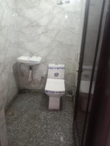 Bathroom Image of 600 Sq.ft 2 BHK Independent House for rent in Ramesh Nagar New Delhi for Rs. 18000