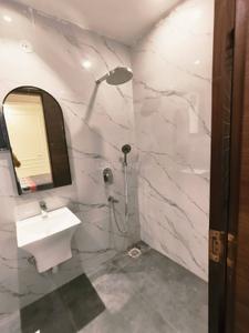 Bathroom Image of 650 Sq.ft 1 BHK Apartment / Flat for rent in Ramky Towers, Gachibowli Hyderabad for Rs. 14000