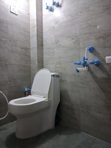 Common Bathroom Image of 300 Sq.ft 1 RK Apartment / Flat for rent in Sector 62A Noida for Rs. 9000