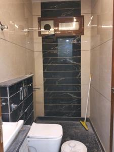 Common Bathroom Image of 1000 Sq.ft 3 BHK Builder Floor for sale in Shastri Nagar New Delhi for Rs. 13500000