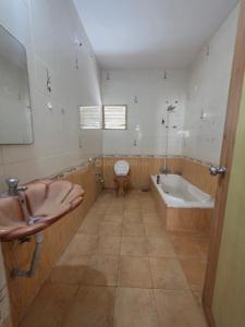 Bathroom Image of 1900 Sq.ft 4 BHK Duplex for rent in Narayan Gardens, New Alkapuri Vadodara for Rs. 25000