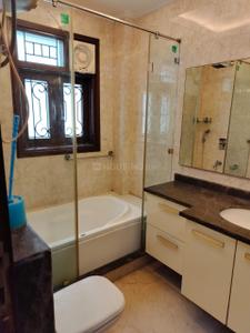 Bathroom Image of 2200 Sq.ft 4 BHK Builder Floor for rent in Green Park, Green Park Extension New Delhi for Rs. 175000