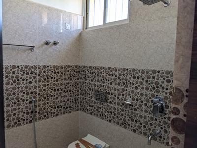 Bathroom Image of 1250 Sq.ft 2 BHK Apartment / Flat for rent in Panchsheel Colony Ranchi for Rs. 14000