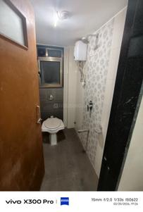 Bathroom Image of 550 Sq.ft 1.5 BHK Apartment / Flat for rent in Chinchpokli Mumbai for Rs. 50000