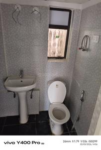 Bathroom Image of 1400 Sq.ft 3 BHK Independent House for rent in RG Luxury Homes Tower A F And M, Noida Extension Greater Noida for Rs. 27000