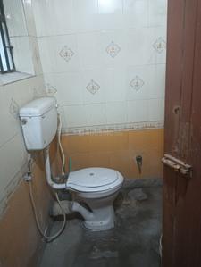 Bathroom Image of 850 Sq.ft 2 BHK Apartment / Flat for sale in Prince Anwar Shah Connector Kolkata for Rs. 3800000