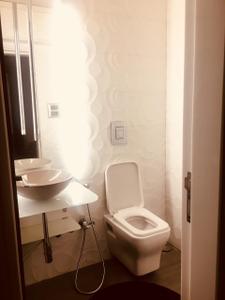 Bathroom Image of 650 Sq.ft 2 BHK Apartment / Flat for sale in Worli Mumbai for Rs. 37000000