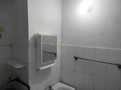 Bathroom Image of 350 Sq.ft 1 RK Studio for rent in Mahanagar Lucknow for Rs. 13000