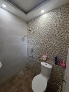 Bathroom Image of 900 Sq.ft 3 BHK Apartment / Flat for sale in Peer Muchalla Zirakpur for Rs. 4390000