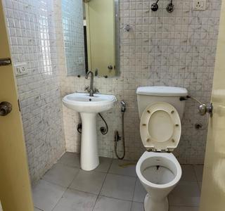 Bathroom Image of 1050 Sq.ft 2.5 BHK Apartment / Flat for sale in Gaurs 5th Avenue, Noida Extension Greater Noida for Rs. 8700000