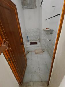 Bathroom Image of 1200 Sq.ft 1 BHK Builder Floor for rent in Pipliyahana Indore for Rs. 11000
