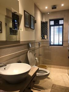 Bathroom Image of 2200 Sq.ft 4 BHK Apartment / Flat for sale in Mayfair Page 3, Andheri West Mumbai for Rs. 88000000