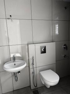 Bathroom Image of 1647 Sq.ft 3 BHK Apartment / Flat for sale in Elamakkara Kochi for Rs. 14200000