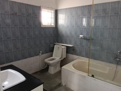 Bathroom Image of 5000 Sq.ft 4 BHK Independent House for rent in Panaiyur, Sholinganallur Chennai for Rs. 250000