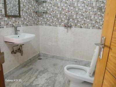 Bathroom Image of 1600 Sq.ft 3 BHK Builder Floor for rent in Palam Vihar Gurgaon for Rs. 37000
