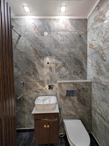 Bathroom Image of 950 Sq.ft 2 BHK Independent House for rent in Ramesh Nagar New Delhi for Rs. 38000