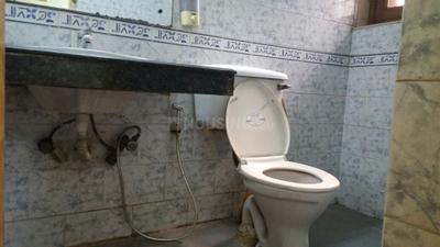Bathroom Image of 950 Sq.ft 2 BHK Apartment / Flat for rent in Sarita Vihar New Delhi for Rs. 42000