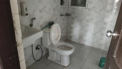 Bathroom Image of 1350 Sq.ft 3 BHK Apartment / Flat for rent in Sethi Max Royal, Sector 76 Noida for Rs. 52000