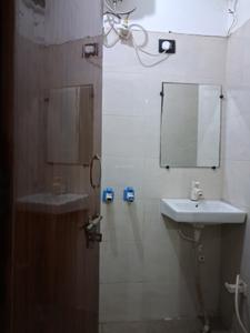 Common Bathroom Image of 1000 Sq.ft 1 RK Apartment / Flat for rent in Sector 104 Noida for Rs. 16000