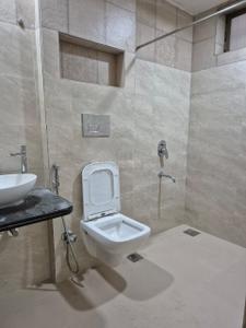 Bathroom Image of 2500 Sq.ft 4 BHK Independent House for rent in Atur Park, Chembur Mumbai for Rs. 190000