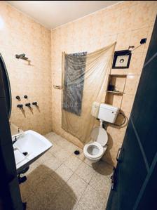 Bathroom Image of 650 Sq.ft 2 BHK Apartment / Flat for rent in Vikaspuri New Delhi for Rs. 26000