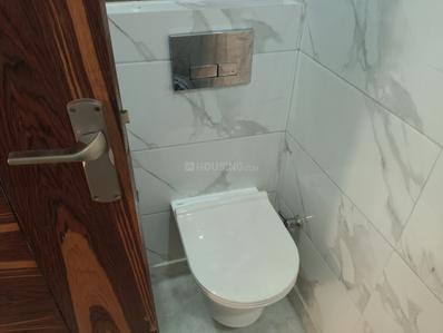 Bathroom Image of 1000 Sq.ft 2 BHK Builder Floor for rent in Preet Vihar New Delhi for Rs. 28000