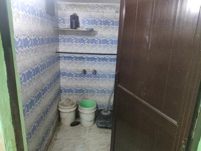 Bathroom Image of 669 Sq.ft 3 BHK Apartment / Flat for rent in Subzi Mandi New Delhi for Rs. 18000