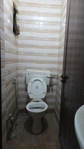 Bathroom Image of 700 Sq.ft 2 BHK Apartment / Flat for rent in Pitampura New Delhi for Rs. 20000
